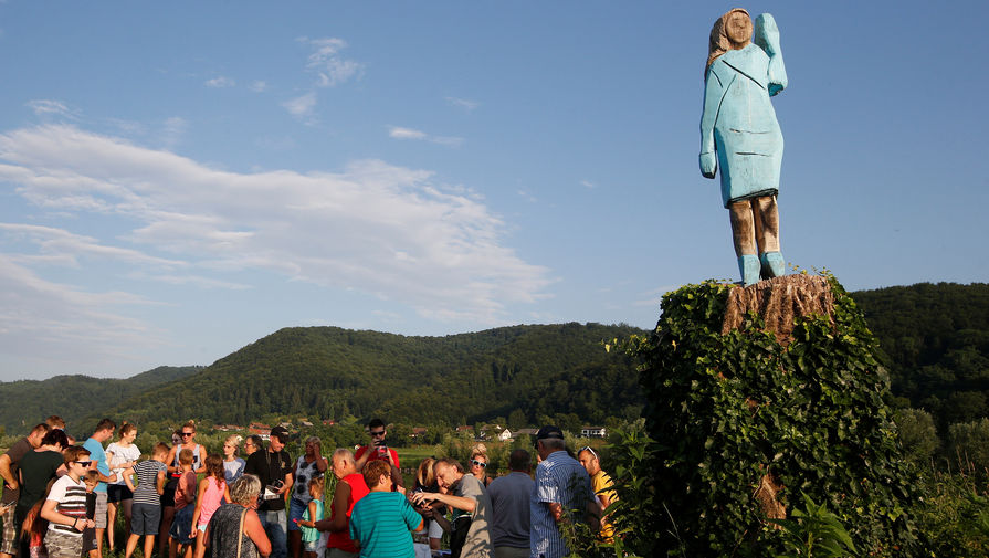Скульптура Меланьи Трамп на&nbsp;окраине её родного города Севницы, 7 июля 2019 года