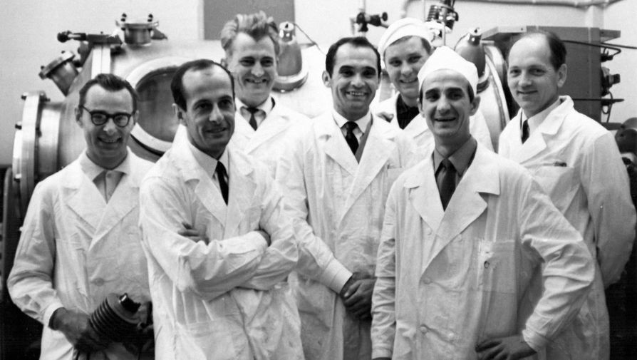 Группа сотрудников, принимавших грунт в&nbsp;ГЕОХИ, второй слева&nbsp;- А.В Иванов , крайний справа – Л. С. Тарасов