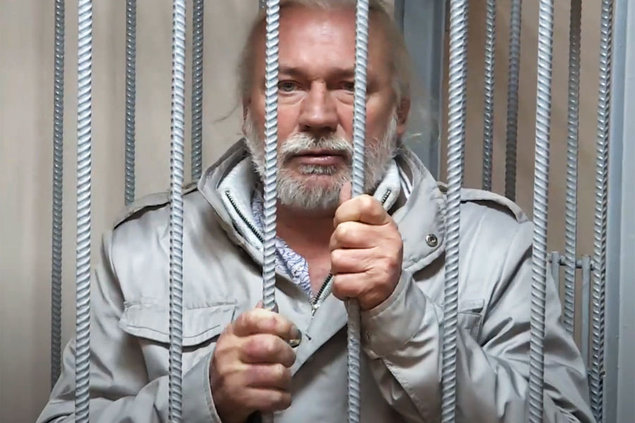 Священник Николай Стремский в зале суда (кадр из видео)