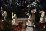 Верующие во время Рождественского богослужения в Святотроицком кафедральном соборе в Екатеринбурге