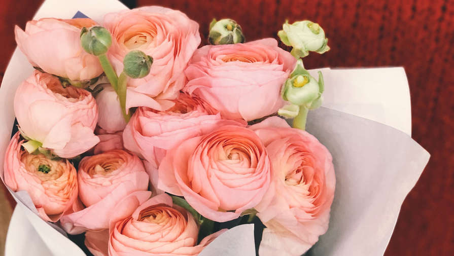 Цветы, сладости и парфюмерия названы самыми популярными подарками на День матери