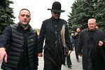 Певец Филипп Киркоров на церемонии прощания с артистом Борисом Моисеевым на Троекуровском кладбище, 2 октября 2022 года