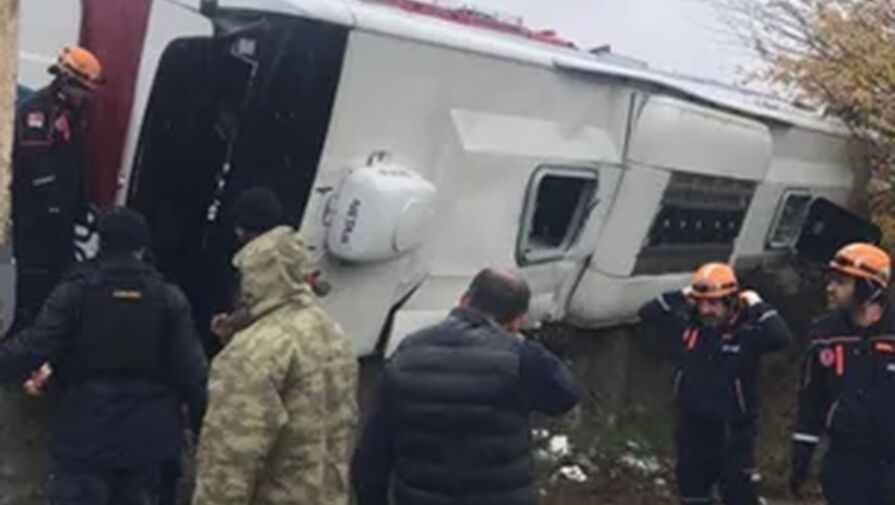 Пассажирский автобус перевернулся в Турции, пострадали 20 человек