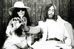 Джон Леннон и Йоко Оно в лондонском аэропорту показывают желуди, которые они намерены отправить главам государств по всему миру с просьбой посадить их во имя мира, апрель 1969 года