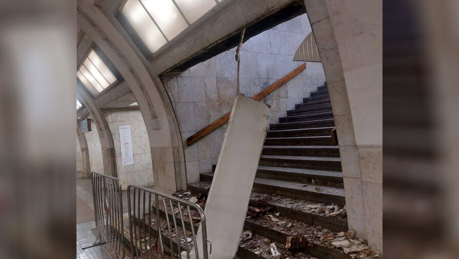 В московском метро обрушился карниз на одном из переходов
