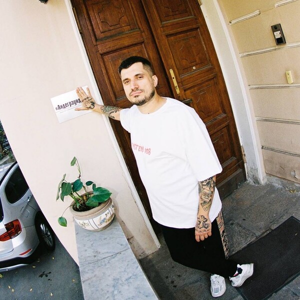 <b>Паша Техник (1984-2025)</b>
<br><br>
Не менее культовый для&nbsp;России рэпер &ndash; правда, в&nbsp;абсолютно ином смысле. Паша Техник (Павел Ивлев) стал большой звездой благодаря своему участию &ndash; как правило, под&nbsp;запрещенным веществами &ndash; в&nbsp;различных юмористических шоу. Где, ему казалось, он всех смешил &ndash; хотя на&nbsp;деле публика куда больше смеялась над&nbsp;его неадекватным поведением. Тем грустнее, что лишь немногие запомнили Пашу как очень талантливого андеграундного артиста, сильно опередившего время.
<br><br>
Учитывая пристрастие Ивлева к&nbsp;наркотикам, он, думается, даже много прожил &ndash; музыкант умер в&nbsp;апреле 2025&nbsp;года в&nbsp;Таиланде в&nbsp;возрасте 40&nbsp;лет. Прощание с&nbsp;артистом в&nbsp;холодной Москве посетили тысячи человек, превратив мероприятие в&nbsp;странного образа похоронный рейв. На&nbsp;котором, к&nbsp;счастью, очень часто вспоминали, почему именно Паши Техника не стало. 