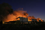 Пожар в здании склада с машинным маслом и автомобильными запчастями на территории промзоны «Парнас» в Выборгском районе