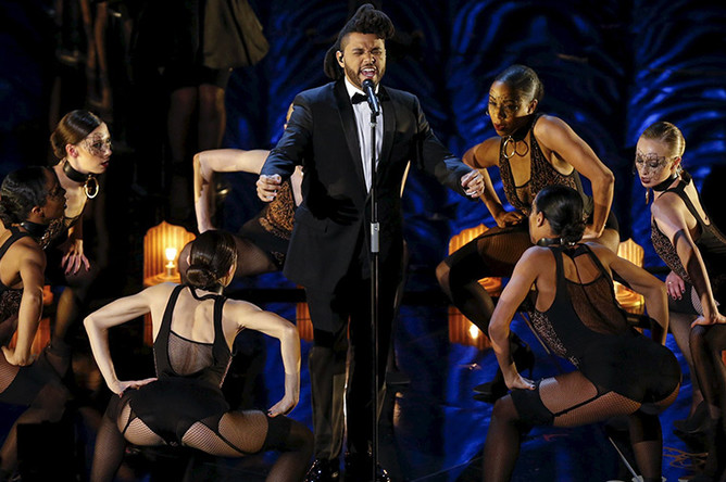 The Weeknd выступает на 88-й церемонии награждения лауреатов «Оскара»