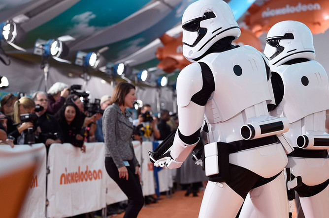 Штурмовики из «Звездных войн» на церемонии вручения премии Kids' Choice Awards 2016