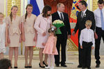 Владимир Путин и семья из Республики Крым на церемонии вручения многодетным родителям ордена «Родительская слава» в Кремле