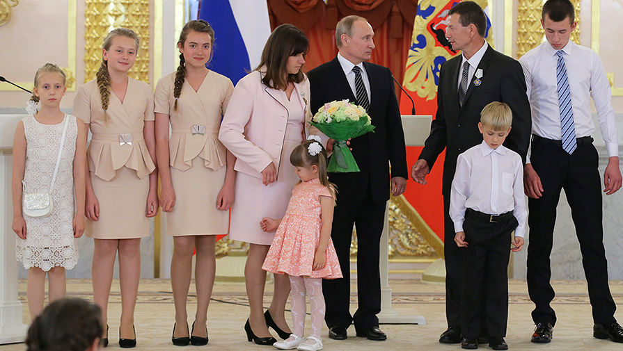 Владимир Путин и семья из&nbsp;Республики Крым на&nbsp;церемонии вручения многодетным родителям ордена &laquo;Родительская слава&raquo; в&nbsp;Кремле