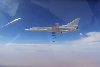 Российские дальние бомбардировщики Ту-22М3 во время нанесения группового авиаудара в районе сирийского города Абу-Кемаль. Кадры опубликованы Минобороны России 17 ноября 2017 года