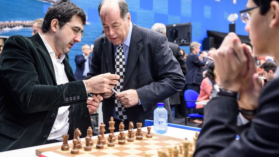 Владимир Крамник (слева) перед началом партии на шахматном турнире в Вейк-ан-Зее