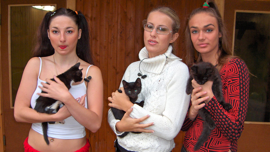 Участницы проекта «Дом-2» Ксения Собчак (в центре) и Алена Водонаева (справа), 2005 год