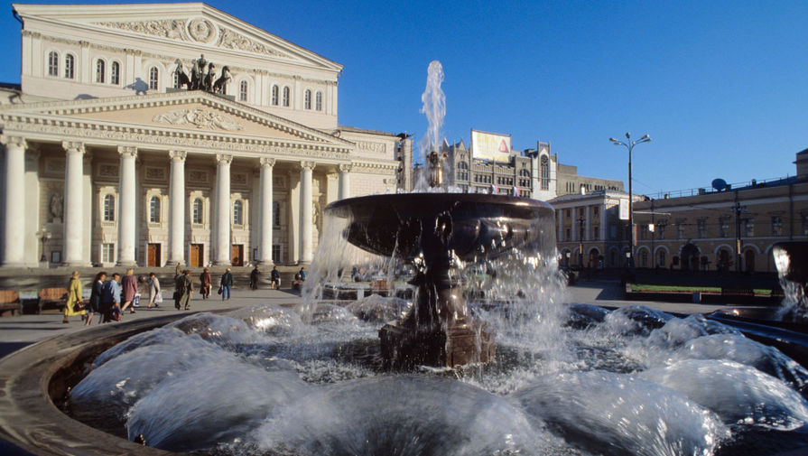 В ходе подготовки к празднованию 850-летия Москвы перед Большим театром был открыт «Театральный» фонтан. Три чаши фонтана с вазами были установлены на подиуме перед входом в здание, в них разместили светильники