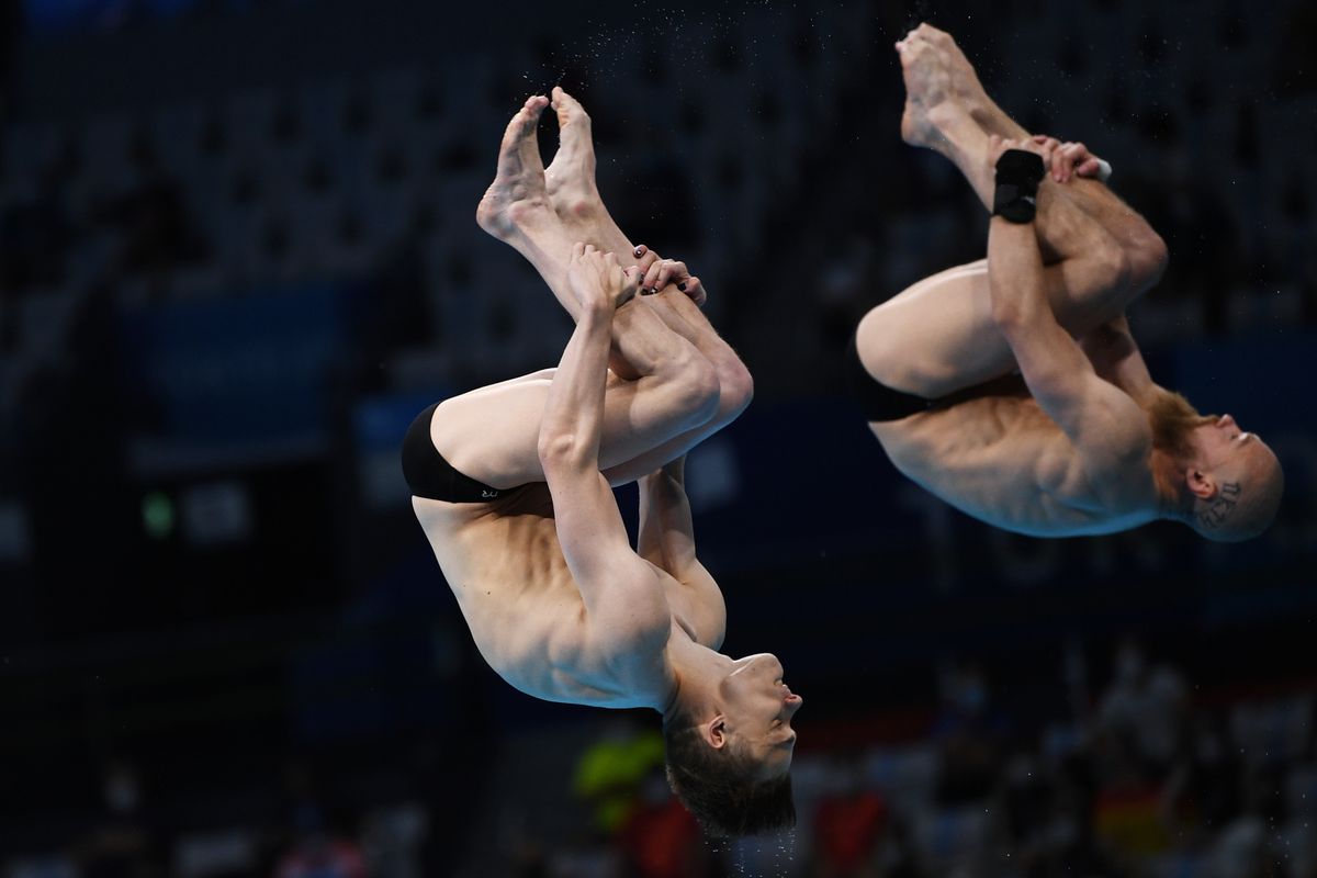 Российские спортсмены Евгений Кузнецов и Никита Шлейхер в финале соревнований по синхронным прыжкам в воду с трехметрового трамплина на Олимпиаде в Токио