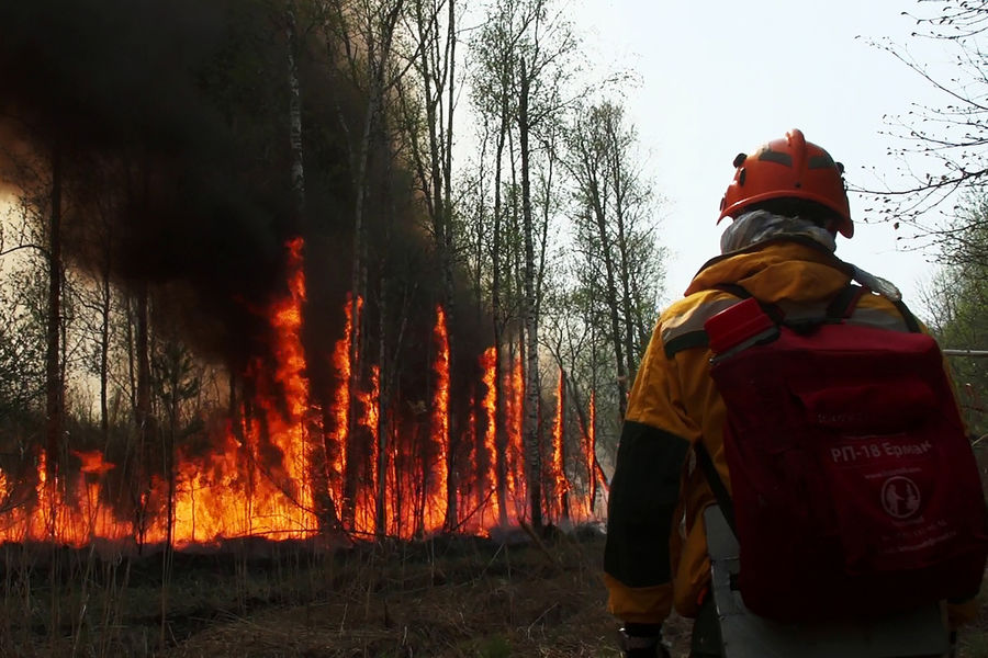 Сотрудник «Авиалесоохраны» во время тушения лесного пожара в Якутии, 3 августа 2021 года