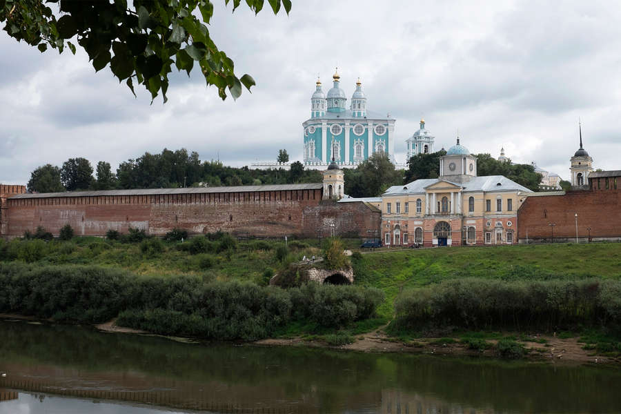 Вид на Соборную гору и крепостную стену Смоленска