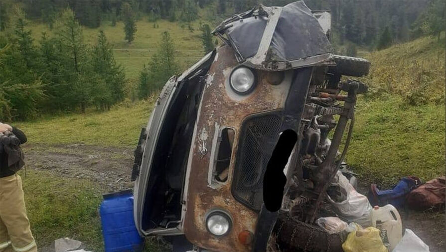 На Алтае УАЗ с людьми съехал с горы и перевернулся