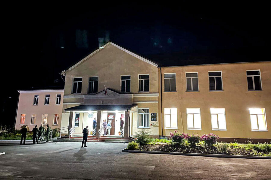 Пункт временного размещения для&nbsp;пассажиров сошедшего с&nbsp;рельсов поезда развернут в&nbsp;Выгоничской школе, 1&nbsp;июня 2025&nbsp;года