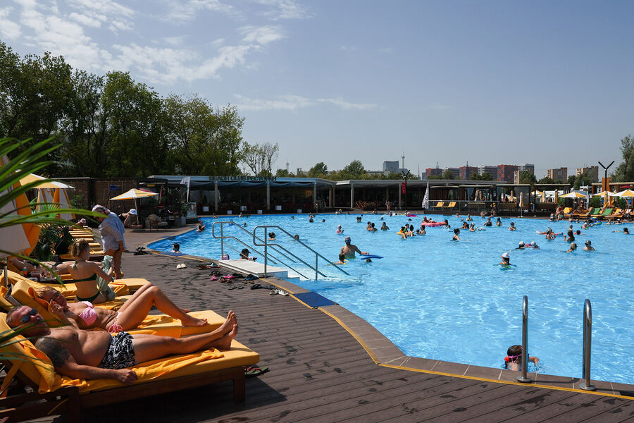 Отдыхающие в&nbsp;пляжном клубе Dream Beach Club в&nbsp;Москве, 11&nbsp;июля 2025&nbsp;года