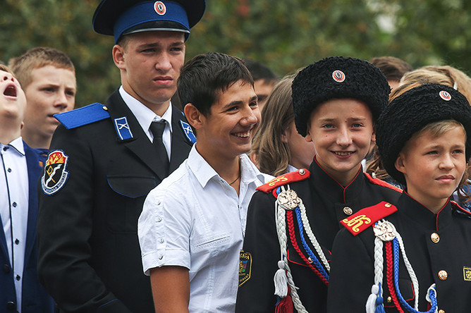 На торжественной линейке, посвященной Дню знаний, в Южно-российском лицее казачества и народов Кавказа в поселке Иноземцево, Ставропольский край