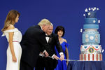 Президент США Дональд Трамп с супругой Меланьей, вице-президент Майк Пенс с супругой Карен разрезают праздничный торт на балу, посвященному инаугурации президента Дональда Трампа