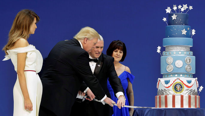 Президент США Дональд Трамп с супругой Меланьей, вице-президент Майк Пенс с супругой Карен разрезают...