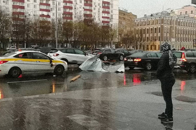 Последствия урагана в Москве на Смоленском бульваре, 21 апреля 2018 года