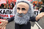 Участник в костюме Карла Маркса во время первомайской демонстрации в Москве, 1 мая 2018 года