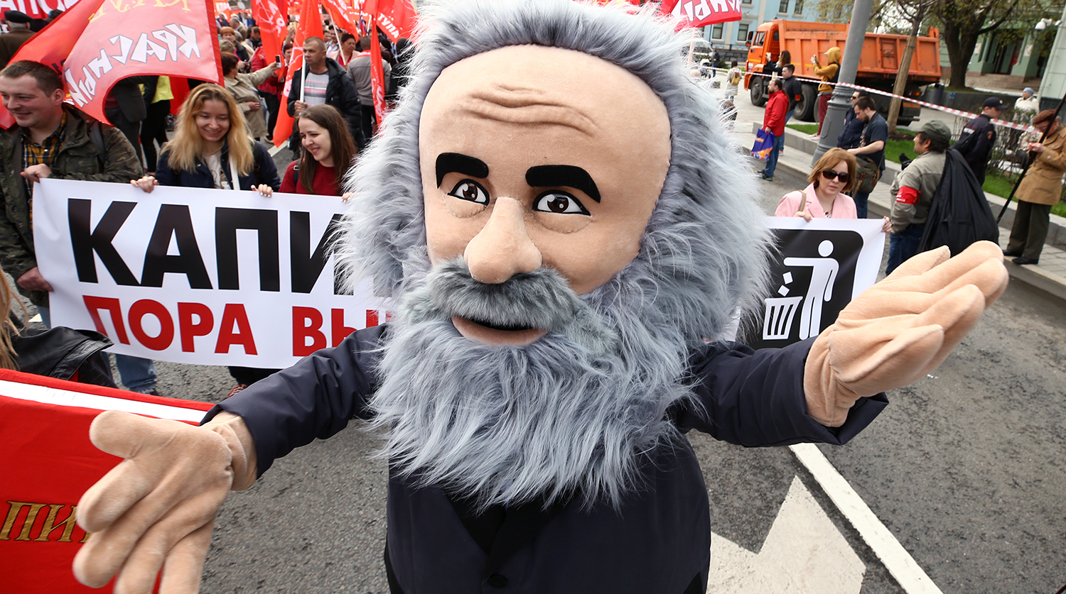 Участник в костюме Карла Маркса во время первомайской демонстрации в Москве, 1 мая 2018 года