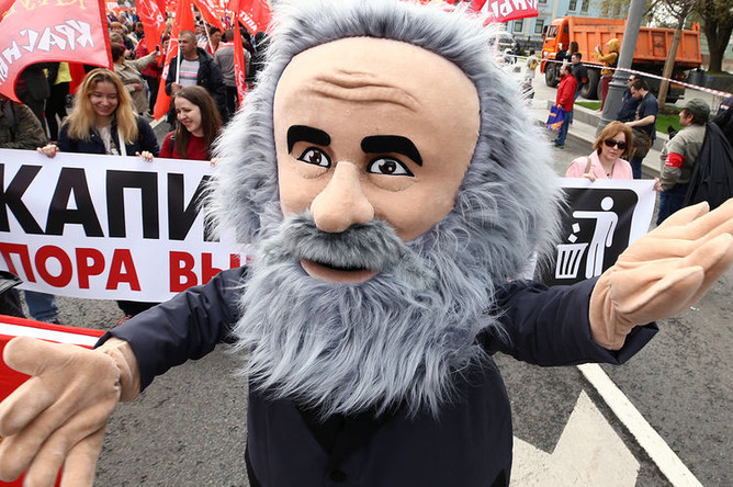 Участник в костюме Карла Маркса во время первомайской демонстрации в Москве, 1 мая 2018 года