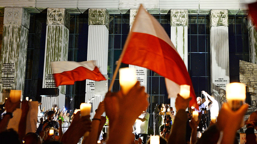 Участники акции протеста около здания Верховного суда в Варшаве, июль 2017 года