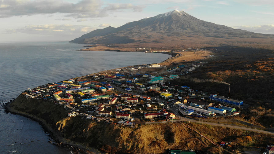 Вид на город Курильск на острове Итуруп, 2018 год