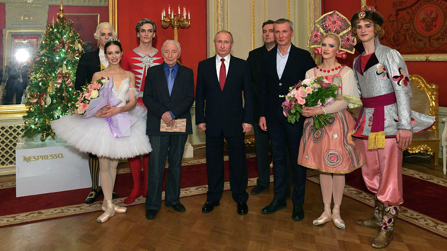 Президент России Владимир Путин с артистами балета «Щелкунчик», 27 декабря 2018 года