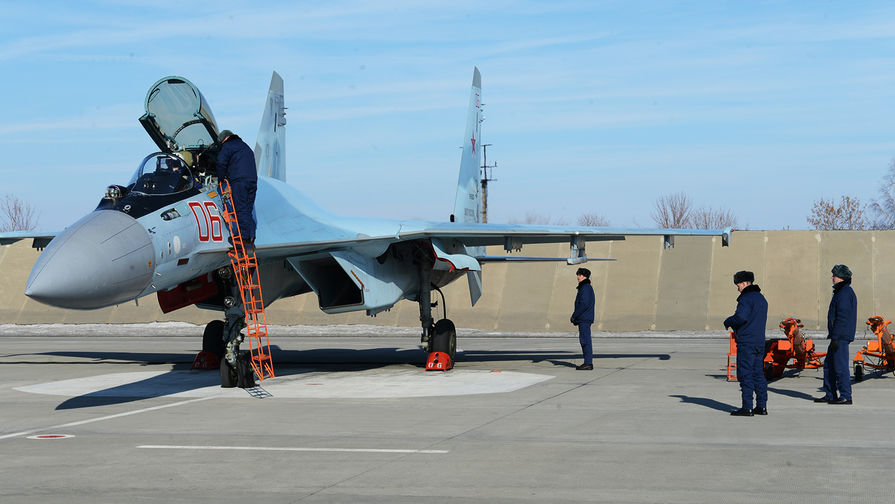 Многоцелевой сверхманевренный истребитель поколения 4++ Су-35С бортовой номер 06 готовится к учебно-тренировочному полету. 