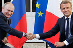 Президент России Владимир Путин и президент Франции Эмманюэль Макрон во время встречи во Франции, 19 августа 2019 года