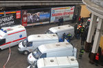 Машины скорой помощи у радиальной станции метро «Парк культуры», , где произошел теракт, 29 марта 2010 года