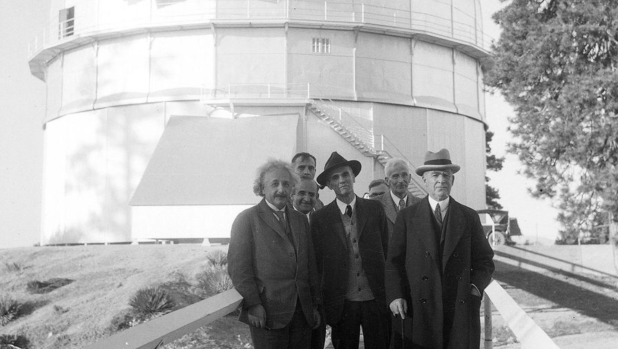 Альберт Эйнштейн с коллегами-учеными после посещения самого большого в мире телескопа в обсерватории Маунт-Уилсон близ Лос-Анджелеса, 1931 год