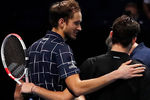 Слева направо: Даниил Медведев (Россия) и Доминик Тим (Австрия) после окончания финала одиночного разряда итогового турнира Ассоциации теннисистов-профессионалов (АТР) в Лондоне