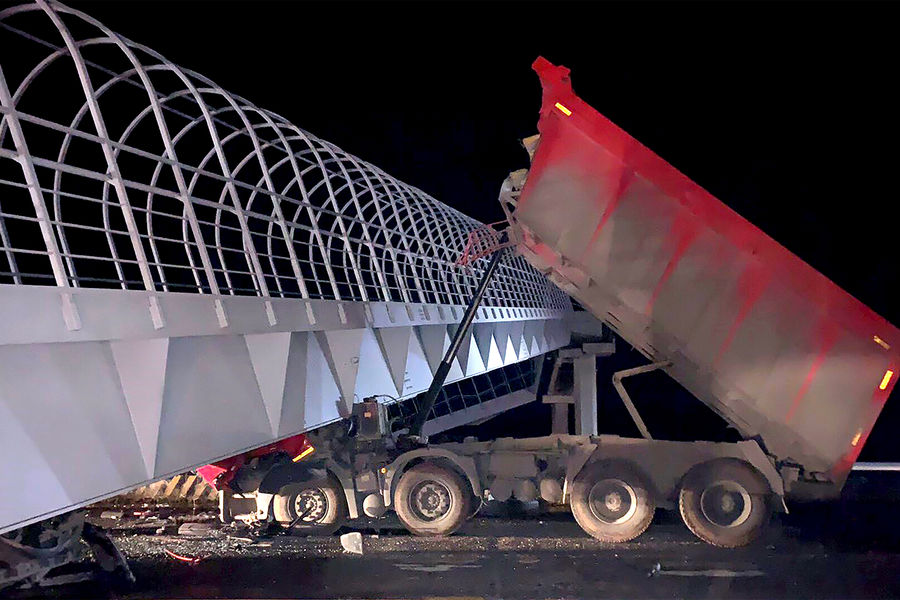 Кадры с места обрушения пешеходного моста на автомобили в Пермском крае