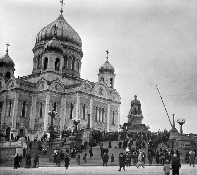 Вид на&nbsp;Храм Христа Спасителя и памятник императору Александру III, 1917&nbsp;год