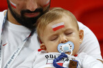 Болельщик с ребенком во время матча между сборными Франции и Польши на Чемпионате мира-2022 в Катаре