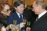 Актриса Инна Чурикова (1943-2023), актер Александр Збруев и президент России Владимир Путин, 2007 год 