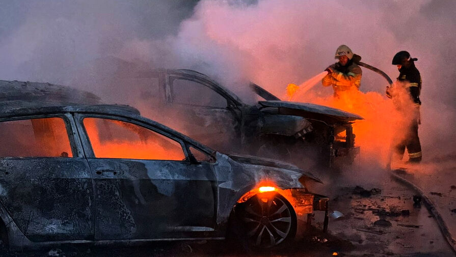 В Белгороде загорелись таунхаус и припаркованные автомобили после ударов ВСУ