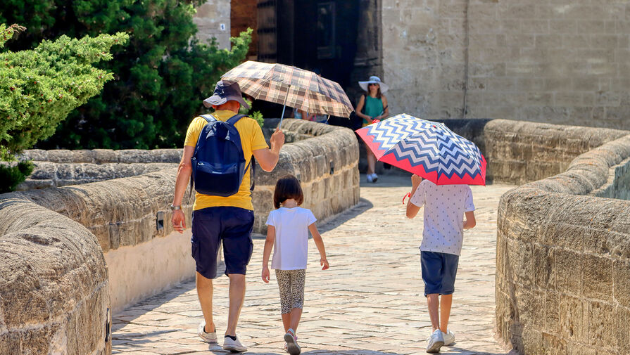 Родителям рассказали, как сделать прогулки с детьми в жару безопасными