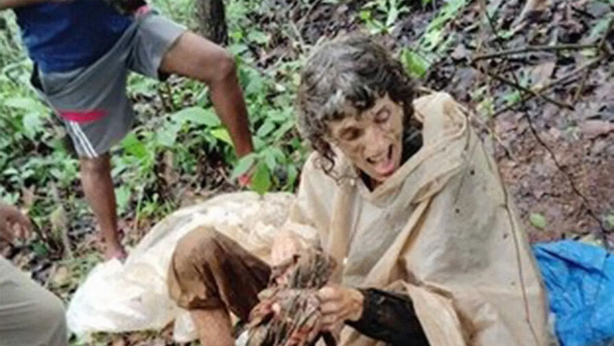 В Индии нашли прикованную к дереву американку, которая 40 дней жила была без еды и воды