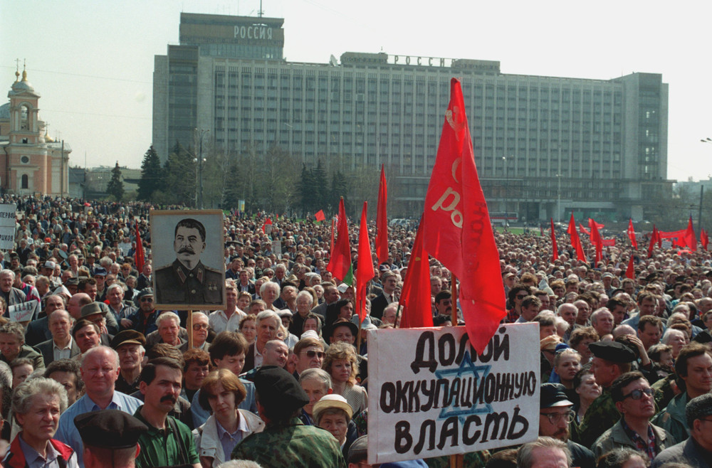 Более ста тысяч человек, по предварительным данным, собрались на Васильевском спуске для участия в первомайском митинге, который провела оппозиция под красными флагами. Основная часть участников митинга - представители компартии КПРФ. Однако в рядах митингующих были и представители РКРП, «Союза офицеров», движения «Духовное наследие». Митинг проходил под резкими антиправительственными и антипрезидентскими лозунгами. 1997 год