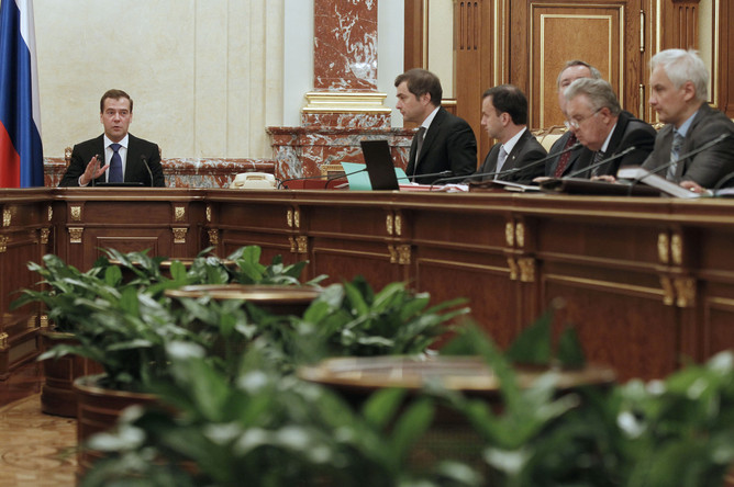 В случае нового кризиса спасать экономику предстоит правительству Медведева