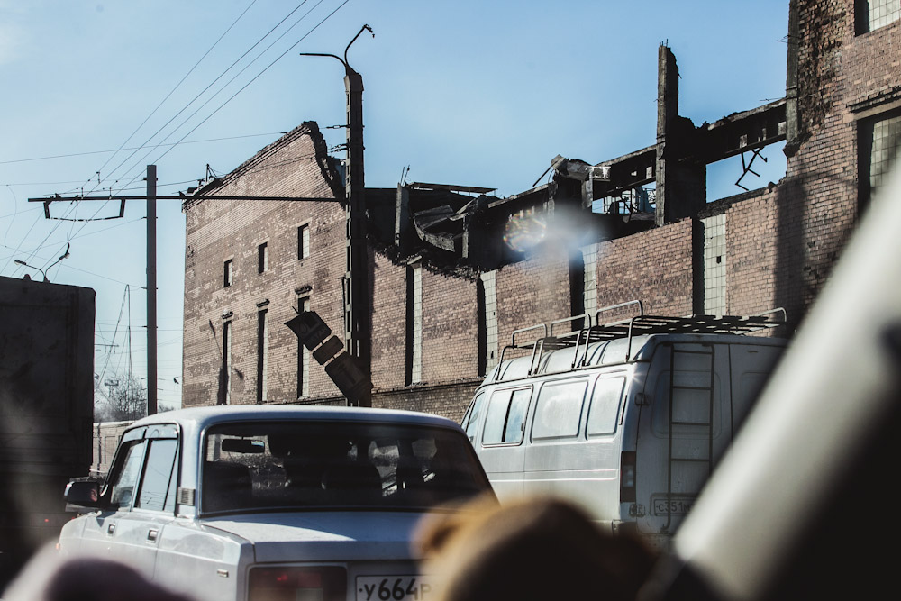 По словам очевидцев, стекла вылетели только в старых окнах с деревянными рамами, евроокна выдержали. Власти Челябинска обещают гражданам компенсировать ущерб. 5. Число пострадавших от падения метеорита в течение дня постоянно росло. По последним данным, пострадавших более 950 человек.